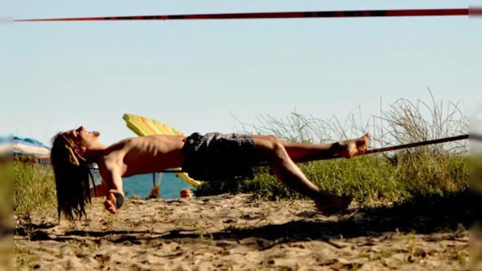 Ob dieses lässige Liegen auf der Slackline auch schon im Kurs gelehrt wird? Trainer Raphael Mayrhofer zeigt, was alles geht.	 (Foto: Privat)