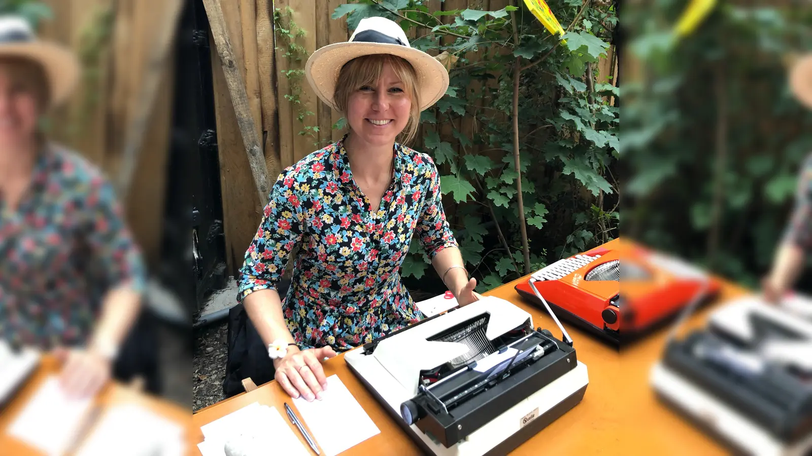 Poesieperformerin Sabine Magnet verfasst aus dem Stehgreif Gedichte. (Foto: © Sabine Magnet )