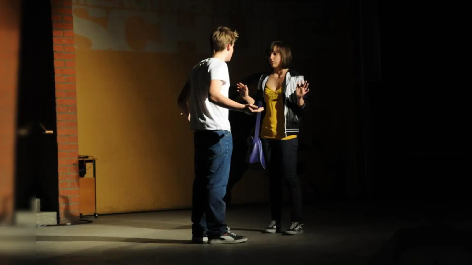 Die Theater-AG der Carl-von-Linde-Realschule brachte in diesem Jahr eine Bühnenversion des Jugendliteratur-Klassikers „Die Welle” auf die Bühne. (Foto: pi)