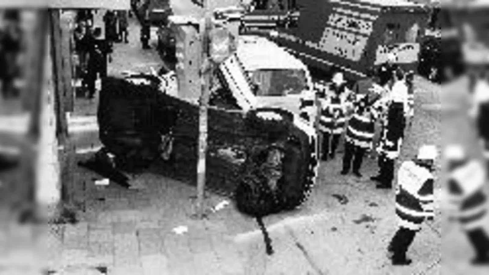 Durch den Aufprall wurde ein Fahrzeug bis auf den Gehweg geschleudert.	 (Foto: Privat)