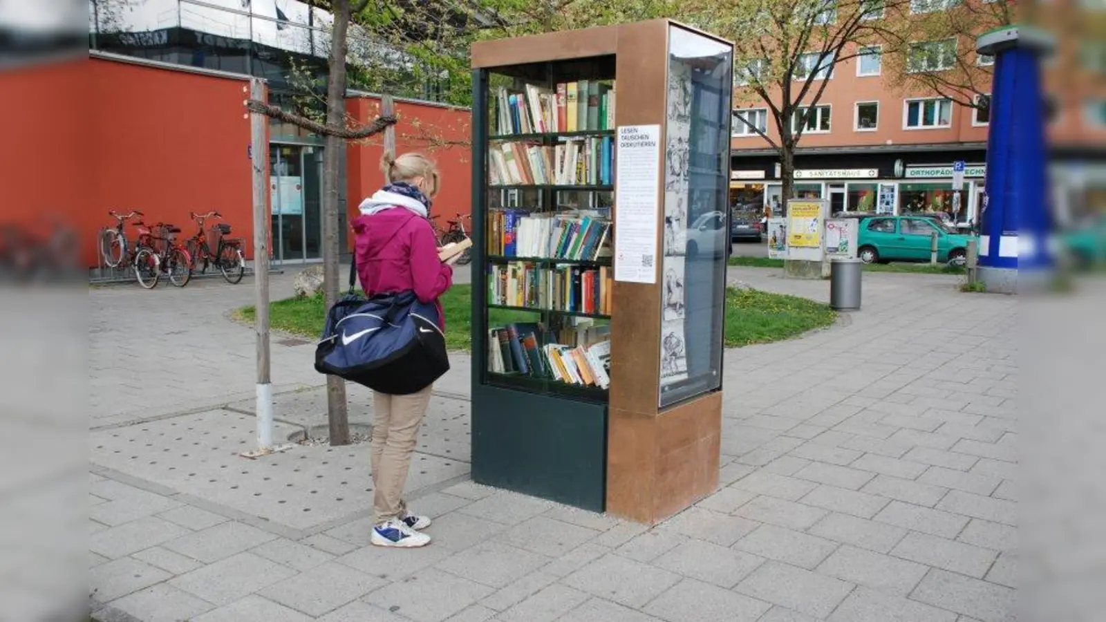 Der erste öffentliche Bücherschrank in der Landeshauptstadt steht seit einem Jahr an der Ecke Schleißheimer-/Elisabethstraße. (Foto: Offene Bücherschränke Schwabing-West e.V.)