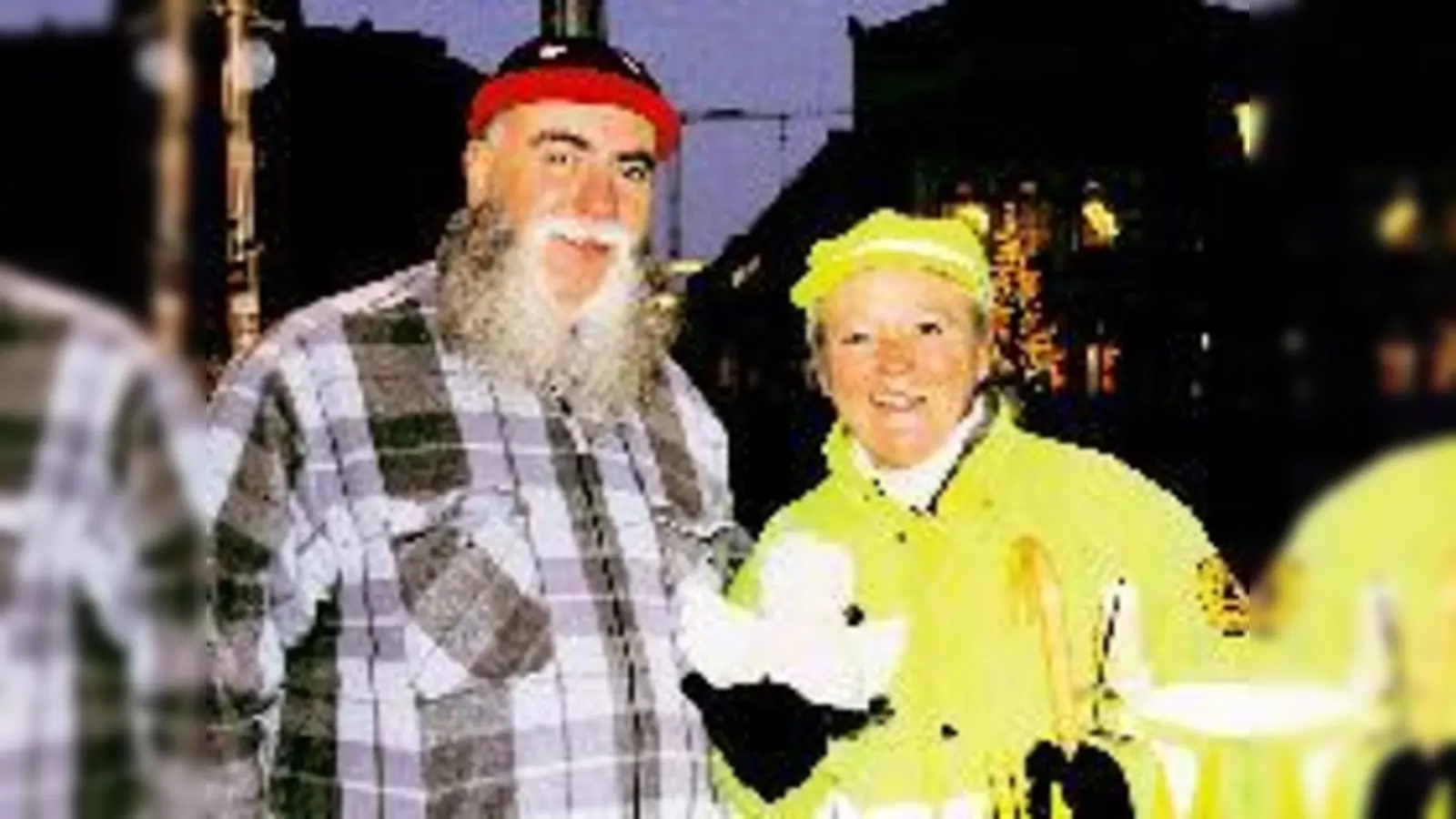Bei Wind und Wetter steht Katalin Waldhütter, hier mit ihrem Mann Werner, am Gärtnerplatz als Schulweghelferin an der Reichenbachstraße. 	 (Foto: ko)