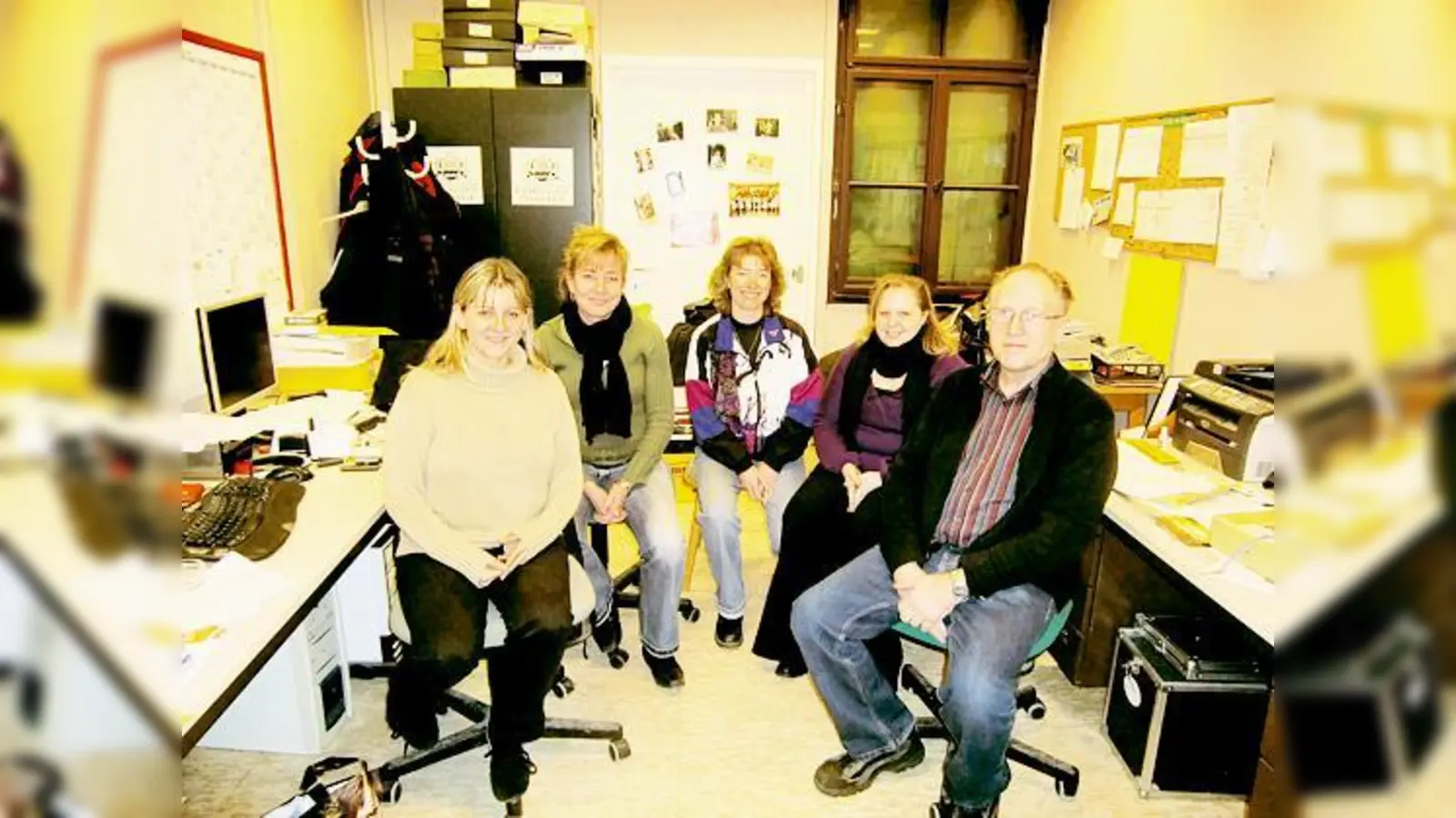 Manuela Fuchs, Petra Ulke, Sylvia Kretschmann, Melanie Adler und Andreas Lindner (von links) organisieren den 31. Gaudiwurm der Faschingsgesellschaft Feringa durch Pliening.	 (Foto: hgb)