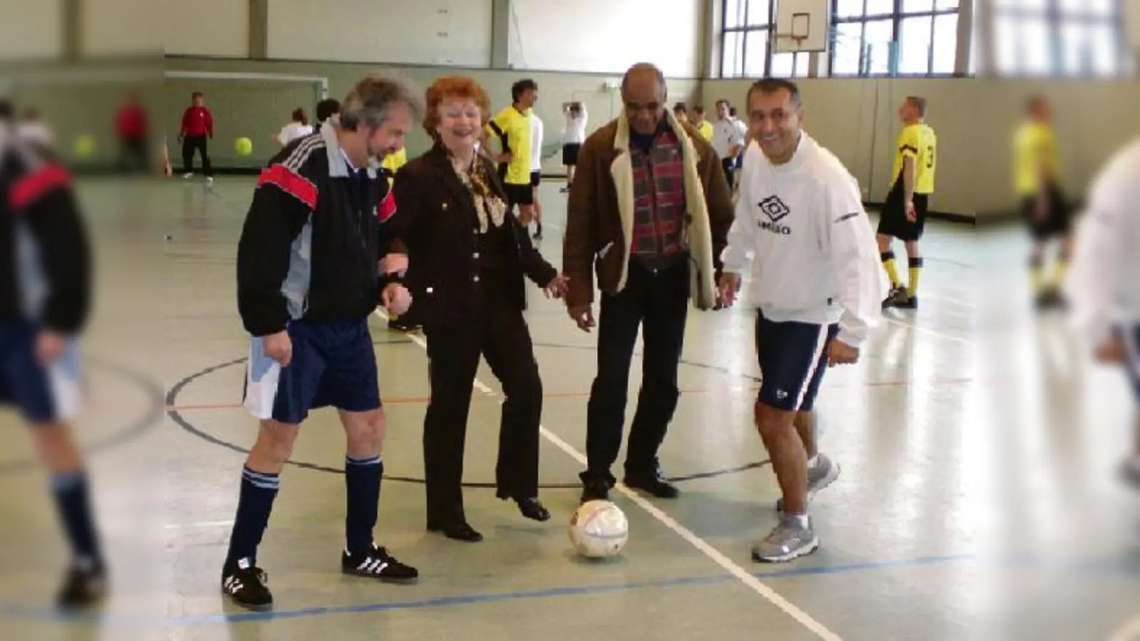 Walter Tarin (FC Phönix Schleißheim), Bürgermeisterin Elisabeth Ziegler, Charles M. Huber (Afrika Direkt), Deniz Dadli (Planet ,O') beim Anstoß.	  (Foto: Privat)