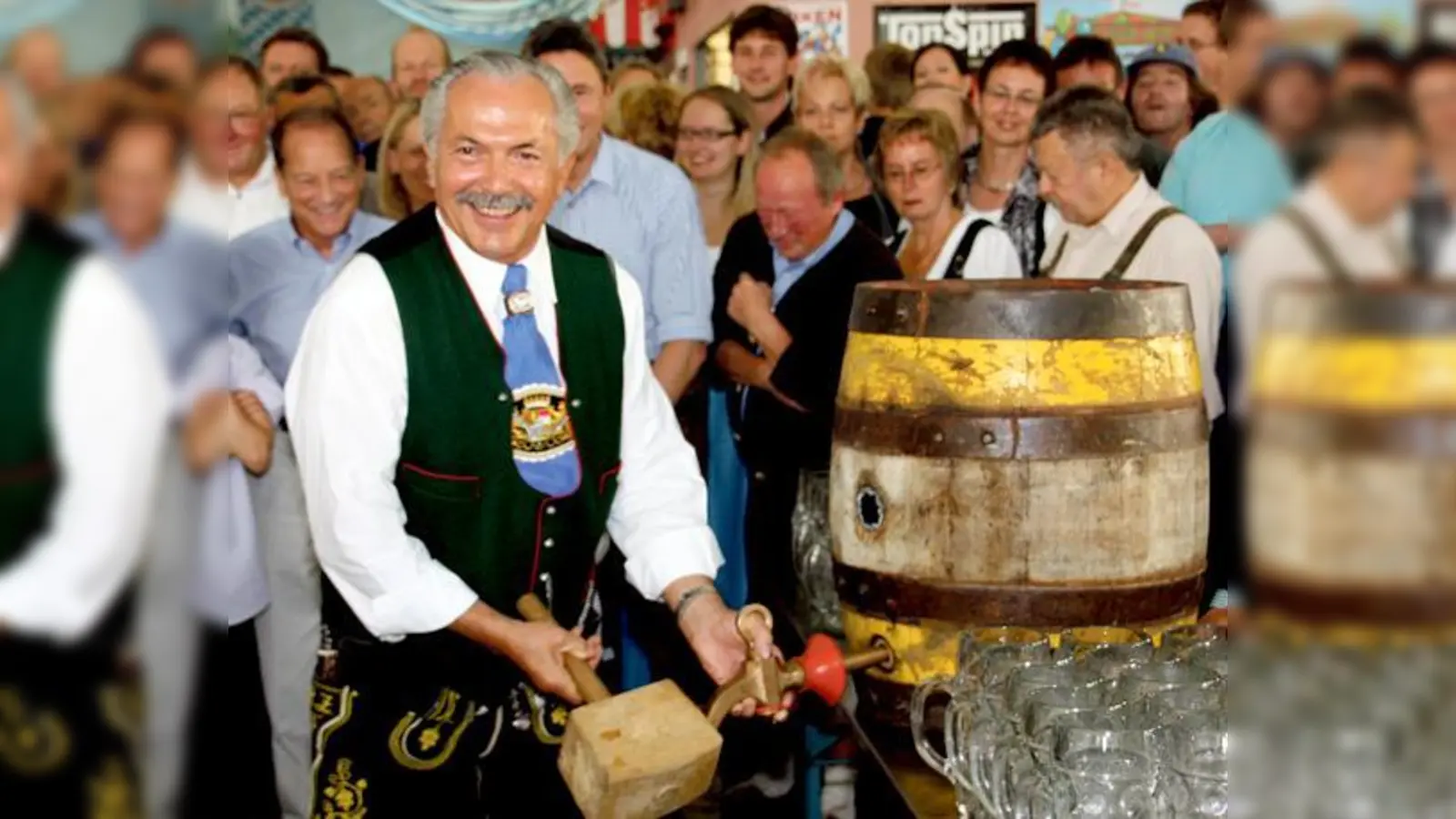 Nach drei Schlägen verkündete Bürgermeister Rolf Zeitler: »Ozapft is!«	 (Foto: VA)