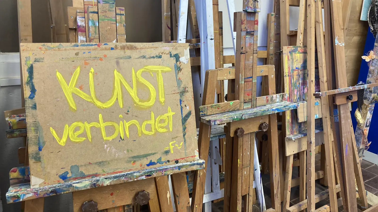 Bei „Kunst verbindet” gestalten die Teilnehmer gemeinsam ein Kunstwerk.  (Foto: © Mohr-Villa)