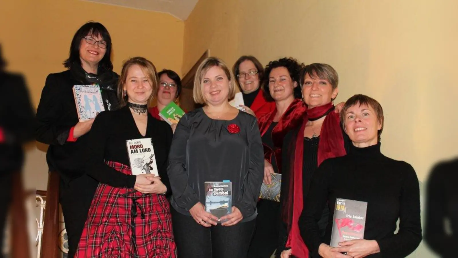 Acht mörderische Schwestern: v.l. Anna Schneider, Claudia Schlegl alias B.a. Robin, Katrin Jacob, Anette Hinrichs, Annette Warsönke, Ulrike Seiffert, Manuela Obermeier und iris Leister. (Foto: bb)