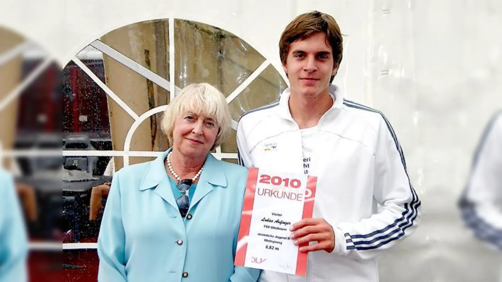 Lukas mit Trainerin Johanna Schneider.	 (Foto: privat)