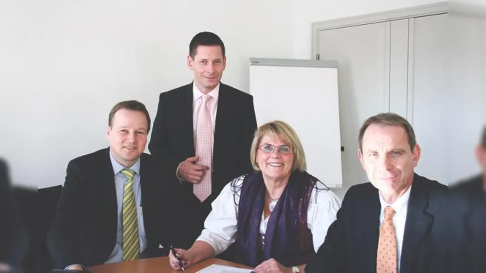 Vergangene Woche im Garchinger Rathaus (v. l.): Christian Nagel (E.ON Bayern AG), Michael Weng (EWG-Geschäftsführer), Hannelore Gabor (Erste Bürgermeisterin der Stadt Garching) und Thomas Barth (E.ON Bayern AG).	 (Foto: sl)