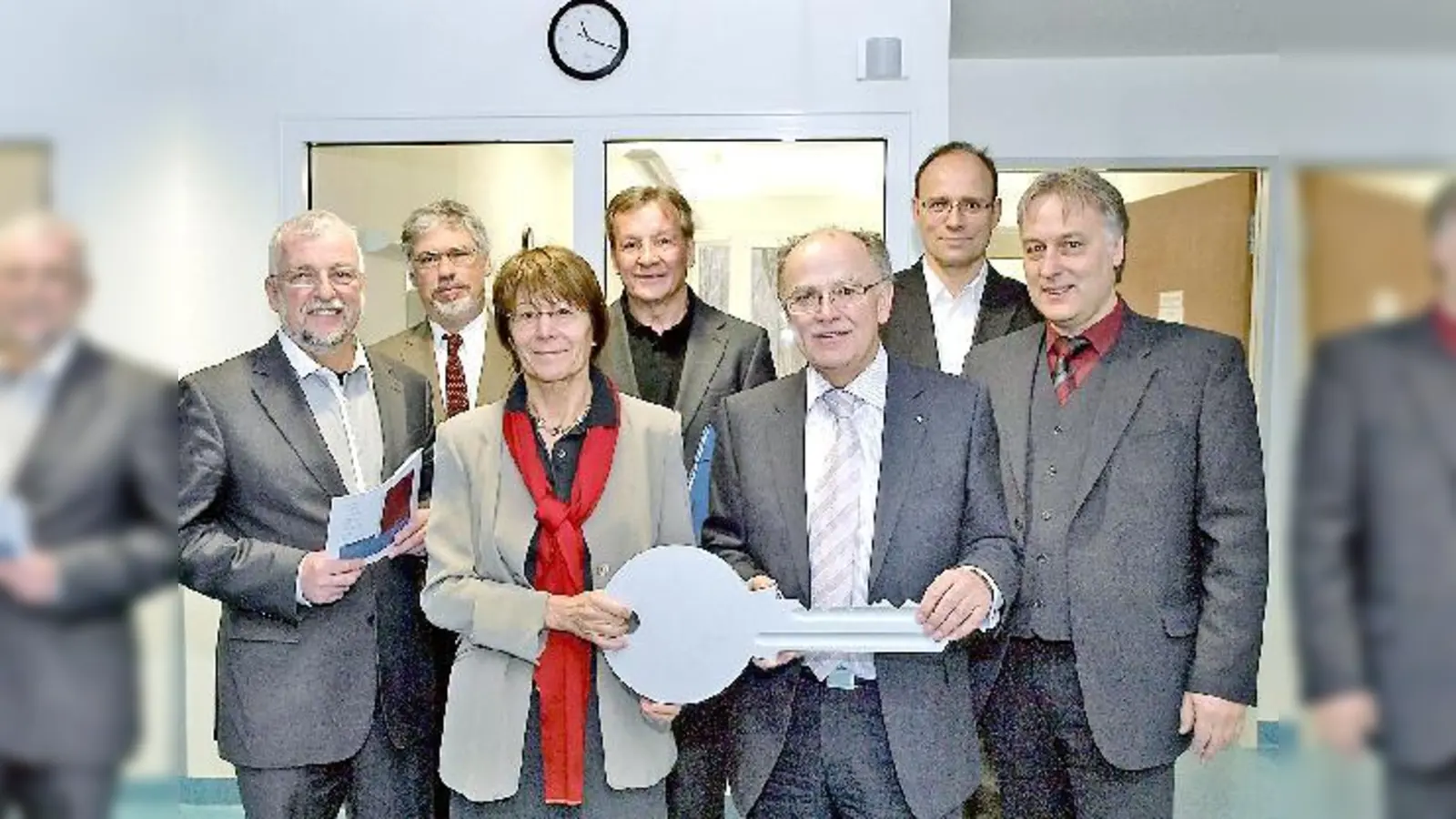 Feierten die Einweihung des Haus 58 (v. l.) Bürgermeister Helmut Dworzak, Reinhard Engelbrecht (Baureferat), Prof. Margot Albus, Günter Berg, BTB Josef Mederer, Andreas Walter und Jörg Hemmersbach (KMO).  (Foto: Rabe)