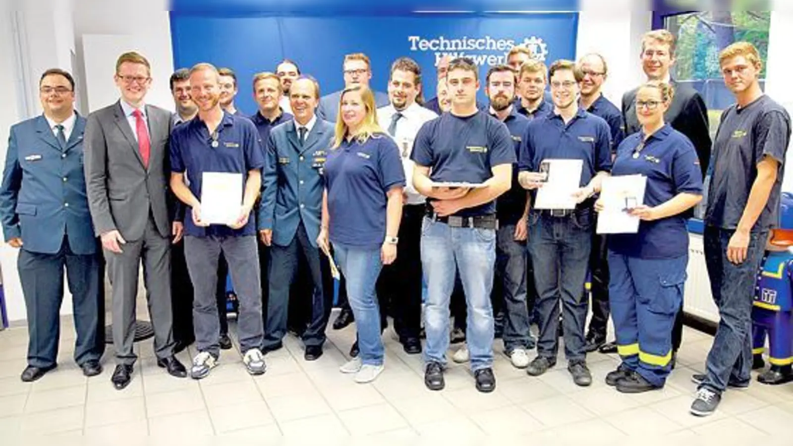 Gemeinsam zeichneten Stefinger (2.v.l.) und Blume (2.v.r.) die Helfer aus.	 (Foto: VA)