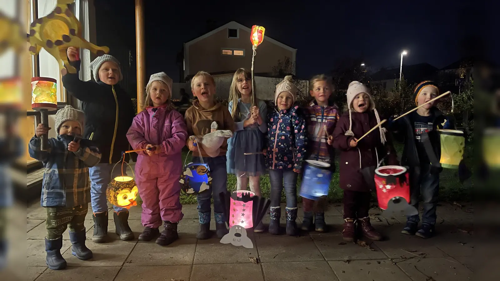 Mit leuchtenden Laternen zogen die Kinder vom Kinderhaus Nepomuk beim Martinsfest umher. (Foto: Caroline König)
