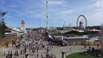 Die Sonne scheint, (fast) alle sind in Tracht – und durch ein ausgefeiltes Sicherheitskonzept beim Besuch der Wiesn geschützt.  (Foto: mha)