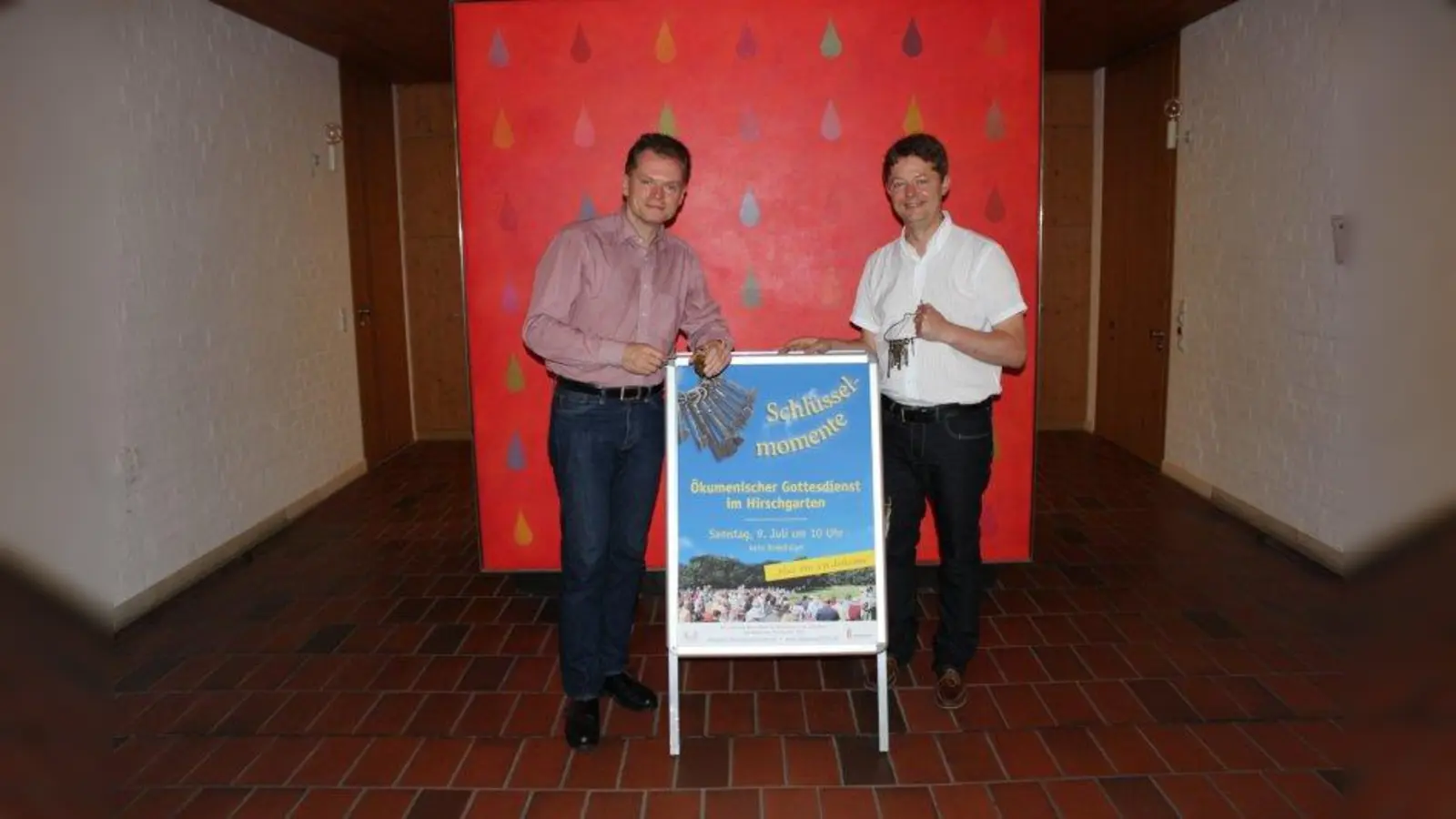 „Schlüsselmomente”: Hermann Bethke (l.), Pfarrer der Stephanuskirche, und Alexander Reischl, Diakon von Christkönig, gestalten gemeinsam den ökumenischen Gottesdienst im Hirschgarten. (Foto: sb)