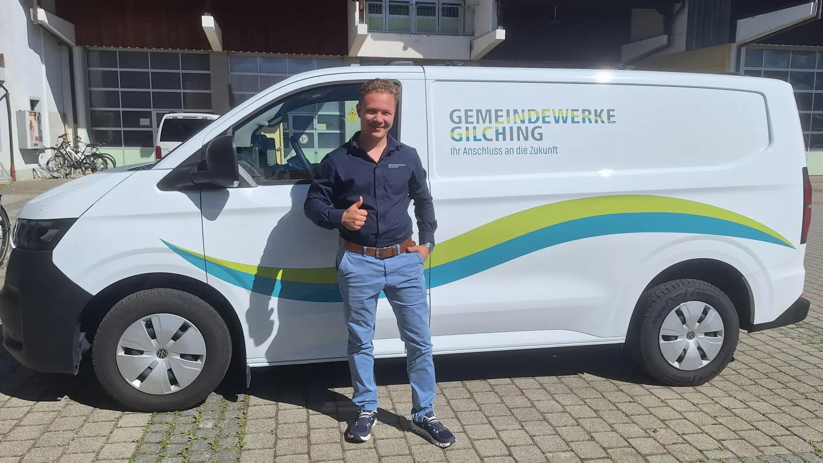 Alexander Lange, Betriebstechniker Fernwärme bei den Gemeindewerken Gilching, freut sich über den neuen E-Transporter. (Foto: Gemeindewerke Gilching)