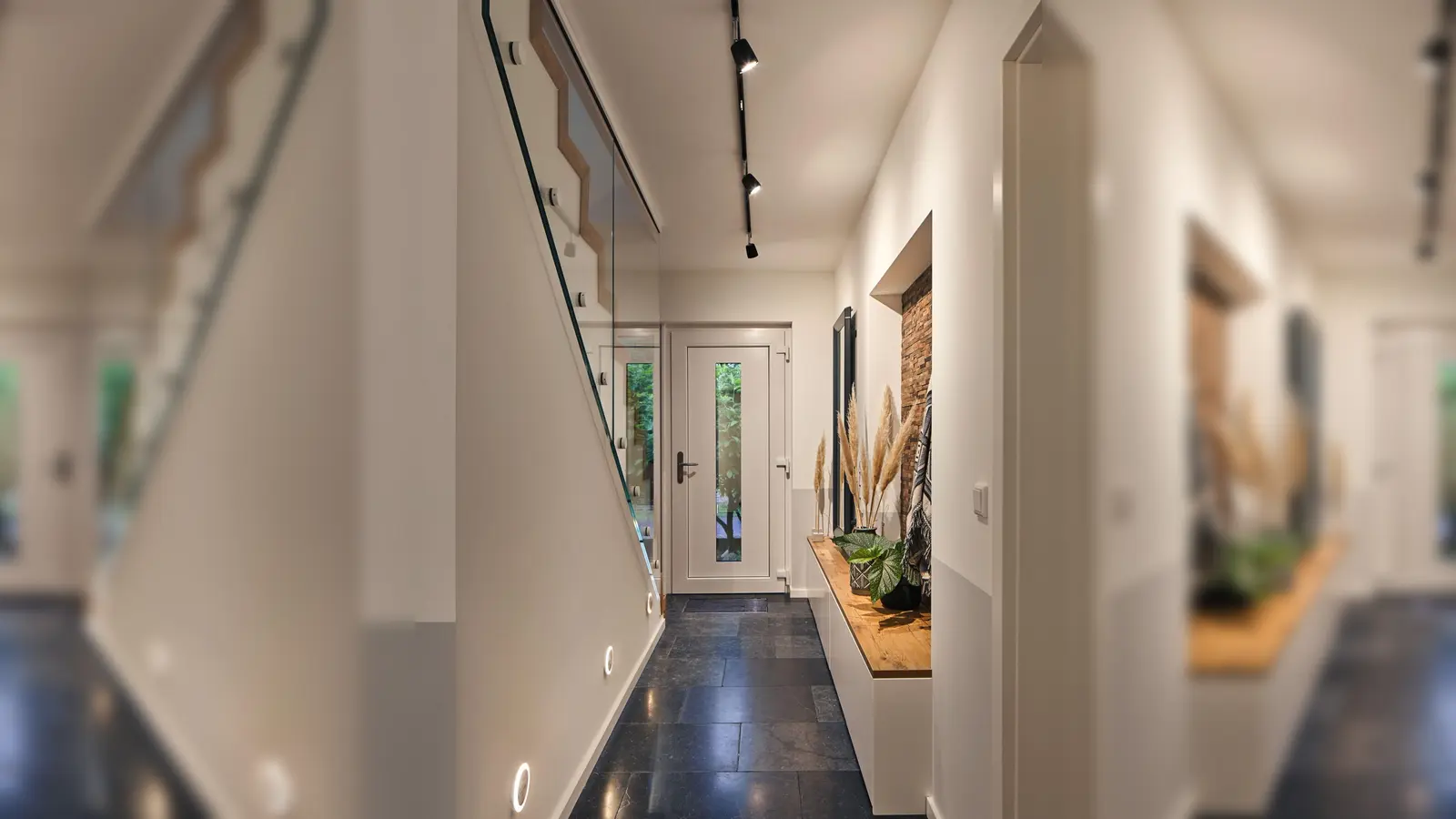 Zur Ausleuchtung langer Flure sind Seil- oder Schienensysteme die passende Wahl. (Foto: djd/Paulmann Licht)