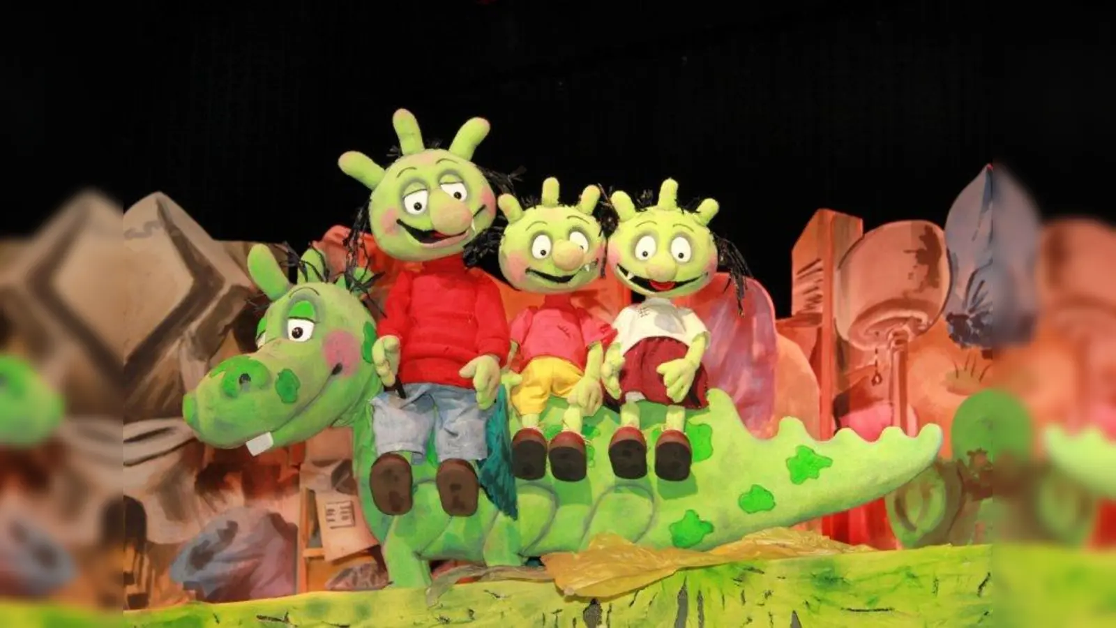 Mit Feuerstuhl, ihrem Drachen, fliegen die Olchis in den Urlaub. (Foto: Kammerpuppenspiele)
