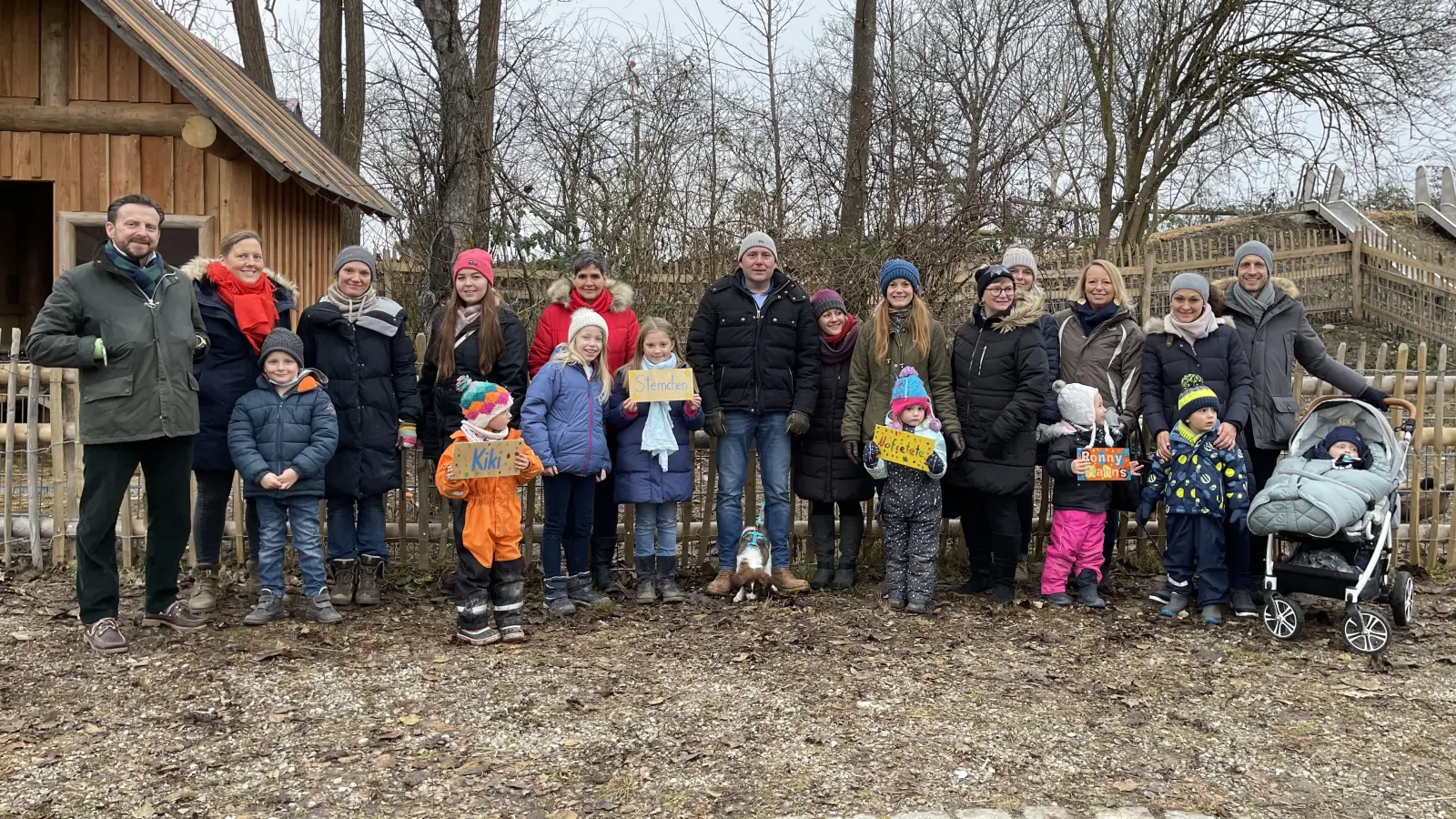 Die Krippen- und Kindergartenkinder aus dem Kinderhaus Breitbrunn und ihre Eltern freuen sich sehr über die Kooperation mit dem Schernthaner Hof. (Foto: Elternbeirat)