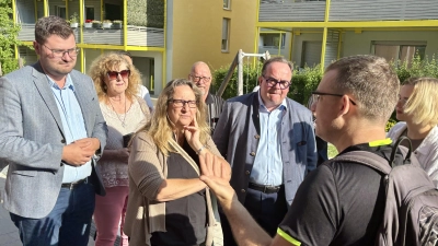 Ortstermin in Lochhausen: Sebastian Geiger (r.) sprach mit BA-Vorsitzenden Sebastian Kriesel, Marion Bergmann, Stadträtin Alexandra Gassmann, Manfred Spannagl und OB-Kandidat Clemens Baumgärtner (v. l.). (Foto: Ulrike Seiffert)