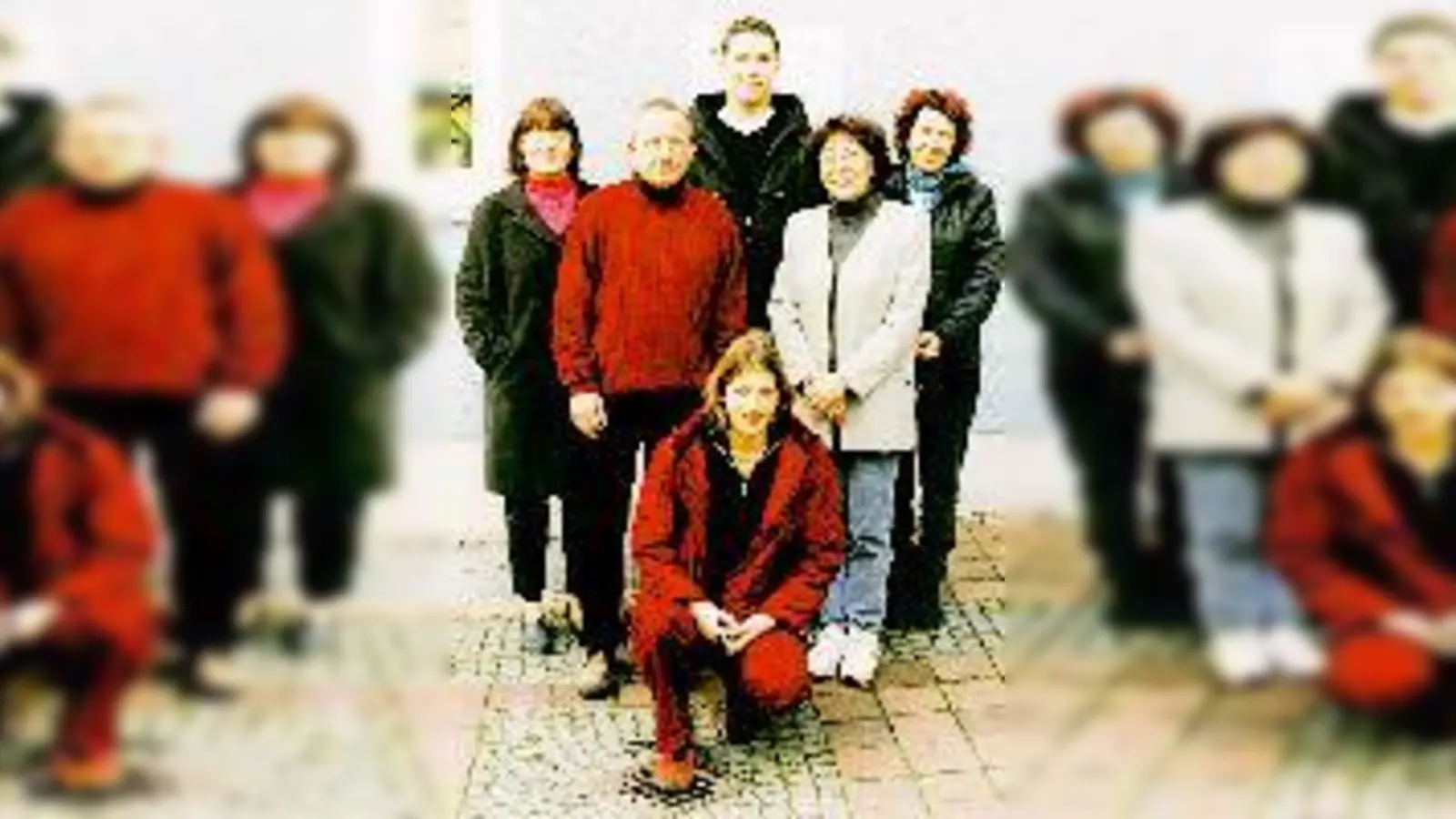 Das Team vom ASZ Haidhausen: unten Leiterin Claudia Engl, Mitte Wolfgang Aigner und Barbara Pfenning, oben Gerda Atay und Gühnur Kara (r.). Sebastian Kaltenbach hat seit September Zivi Lorand Kincses (Mitte oben) abgelöst. 	 (Foto: ASZ)