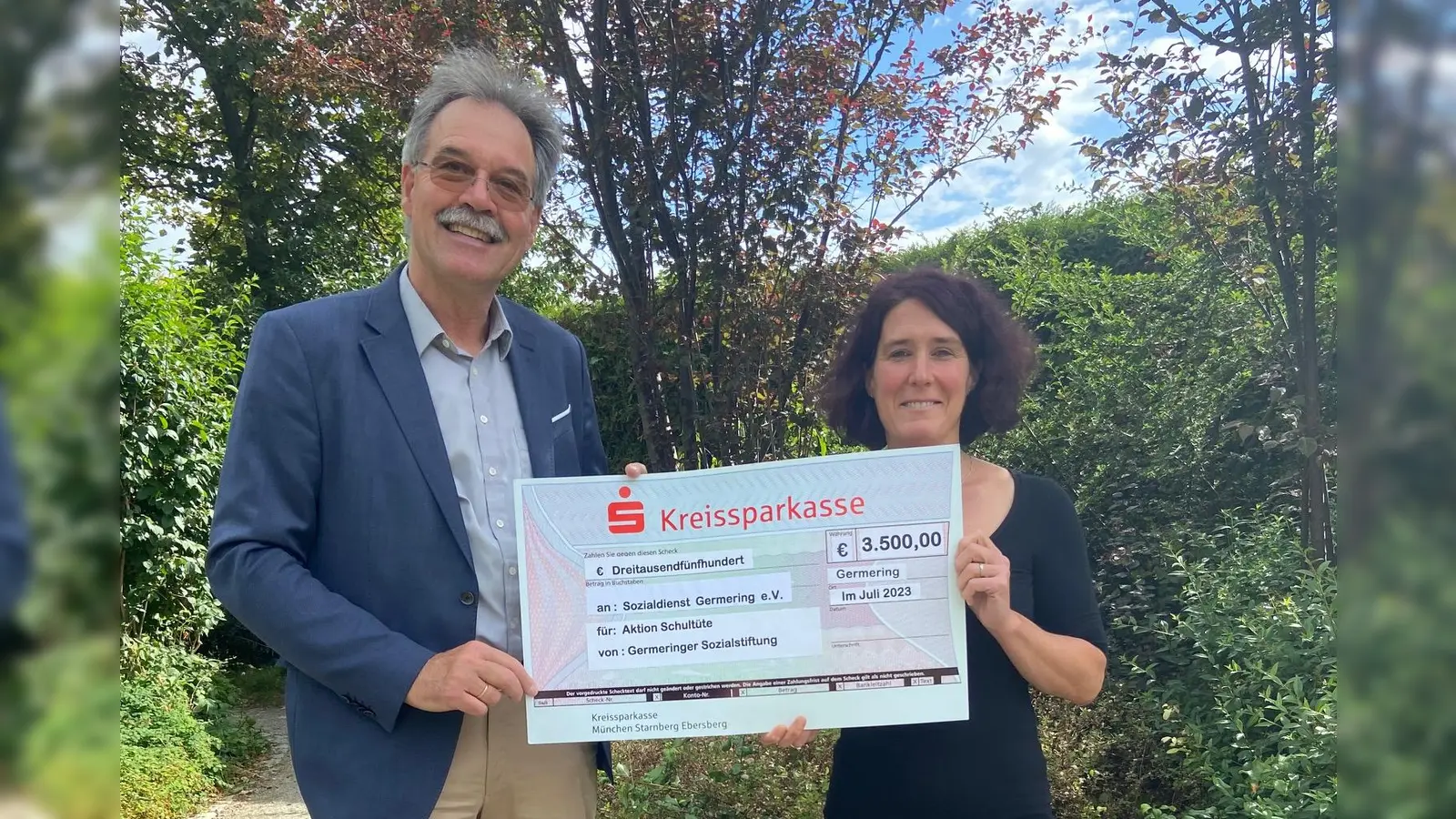 Vorstandsmitglied Christian Ganslmeier übergibt den symbolischen Scheck in Höhe von 3.500 Euro an Sozialdienst-Vorständin Ingrid Neubauer.  (Foto: Germeringer Sozialstiftung)