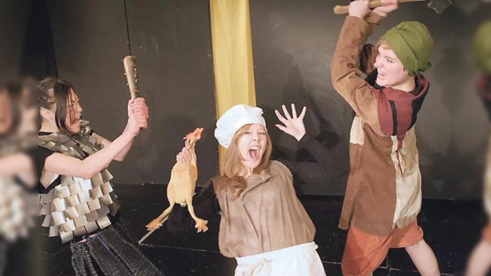 Szenenfoto mit wilden Dorfbewohnern von »Perlahood«.  (Foto: Peter Geierhaas)