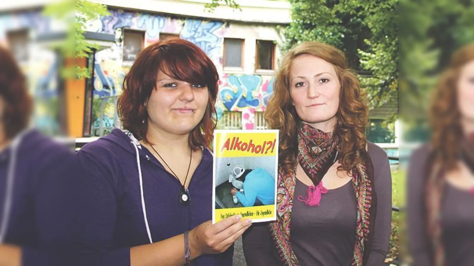 Nadja Maslik (li.) hat die Produktion der Broschüre initiiert, rechts Nicole Syr, Mitarbeiterin vom Jugendtreff Au.	 (Foto: js)