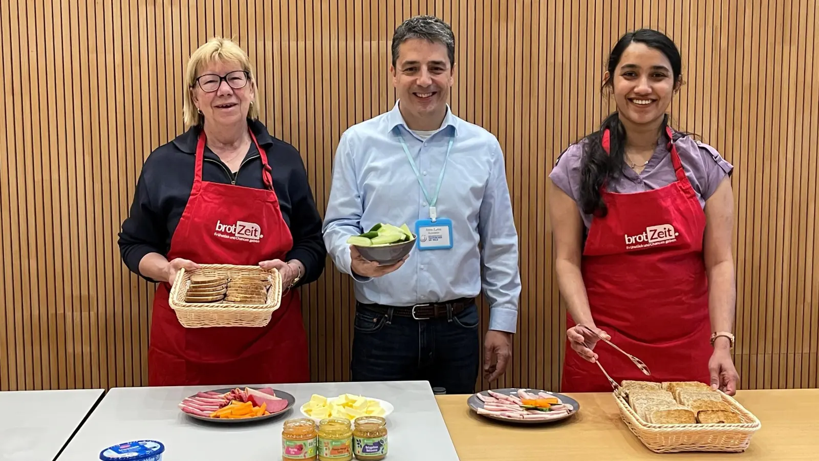 Einige Helfer sind gemeinsam mit Con-Rektor Attila Zarka bereits im Dienst, es bräuchte aber noch Verstärkung beim Projekt brotZeit e.V. (Foto: hw)