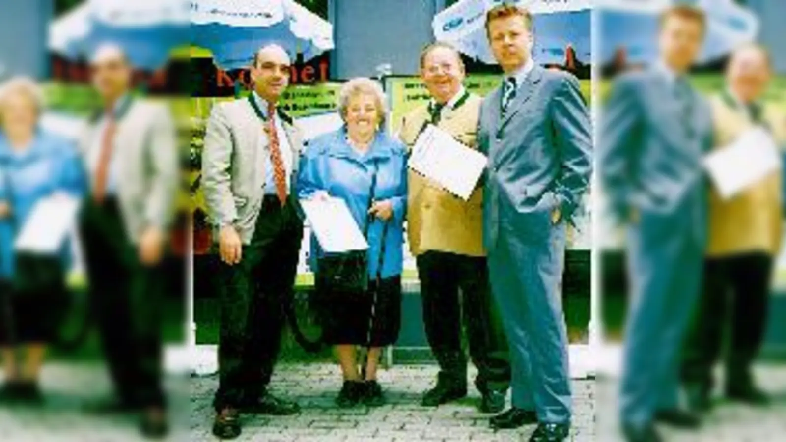 Das Foto zeigt beim Unterschriftensammeln (v. l. n. r.) Landtagsabgeordneten Dr. Thomas Zimmermann, Frau Anna Spiegel, Bundestagsabgeordneter Herbert Frankenhauser und Stadtrat Robert Brannekämper.<br>	 (Foto: Kronthaler)