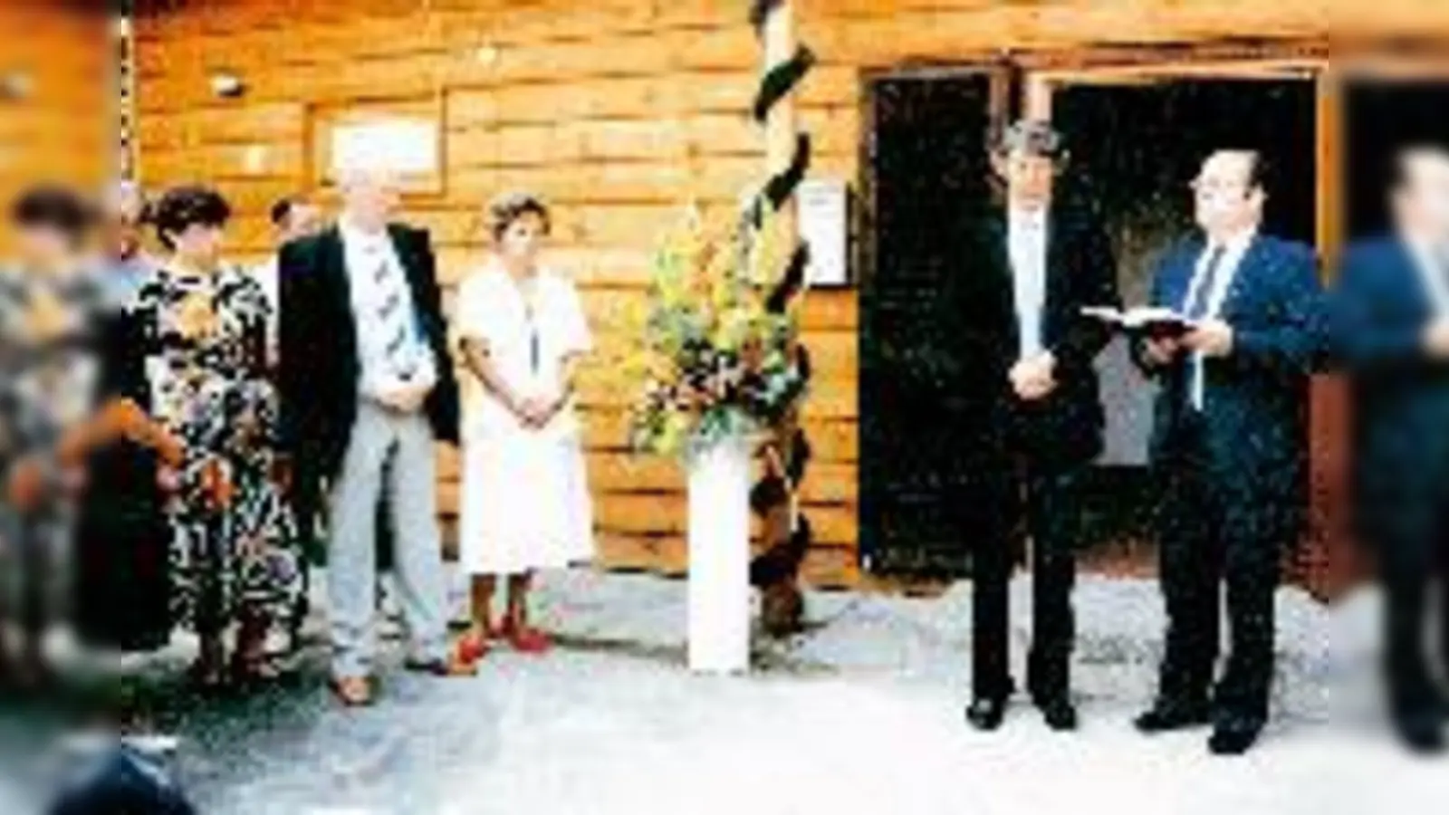 Das ist der TSV Moosach-Hartmannshofen: die Eisstock-Meistermannschaft von 1952, die Einweihung des Vereinsheims 1986 und der unvergessene Franz Peter, langjähriger Vorsitzender.	 (Fotos: TSV)