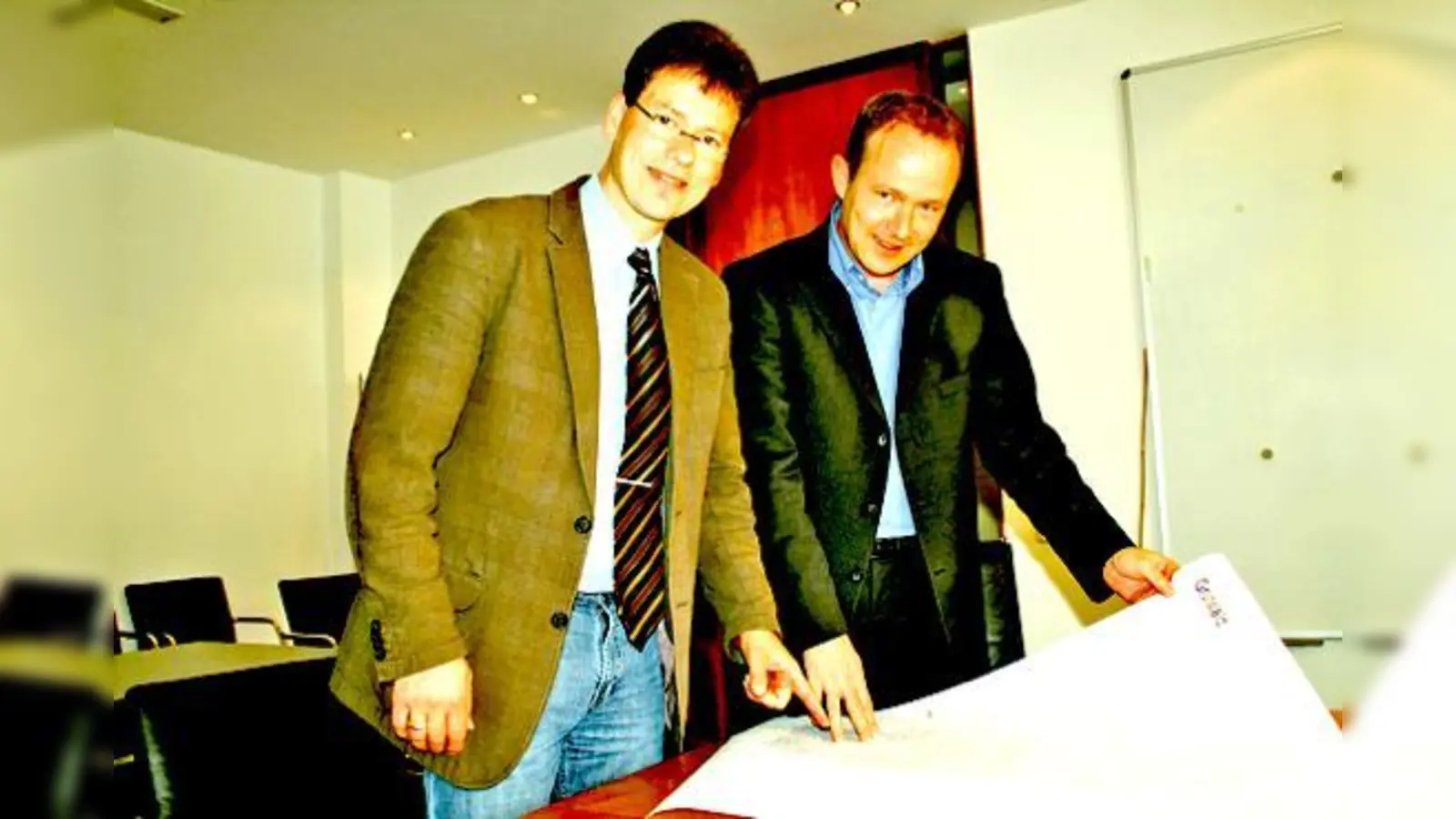 Stefan Rothörl (l.), Geschäftsführer der EWG, und Vertriebsleiter Martin Beck (r.) freuen sich über den Baufortschritt entlang der Haupttrasse.	 (Foto: hol)
