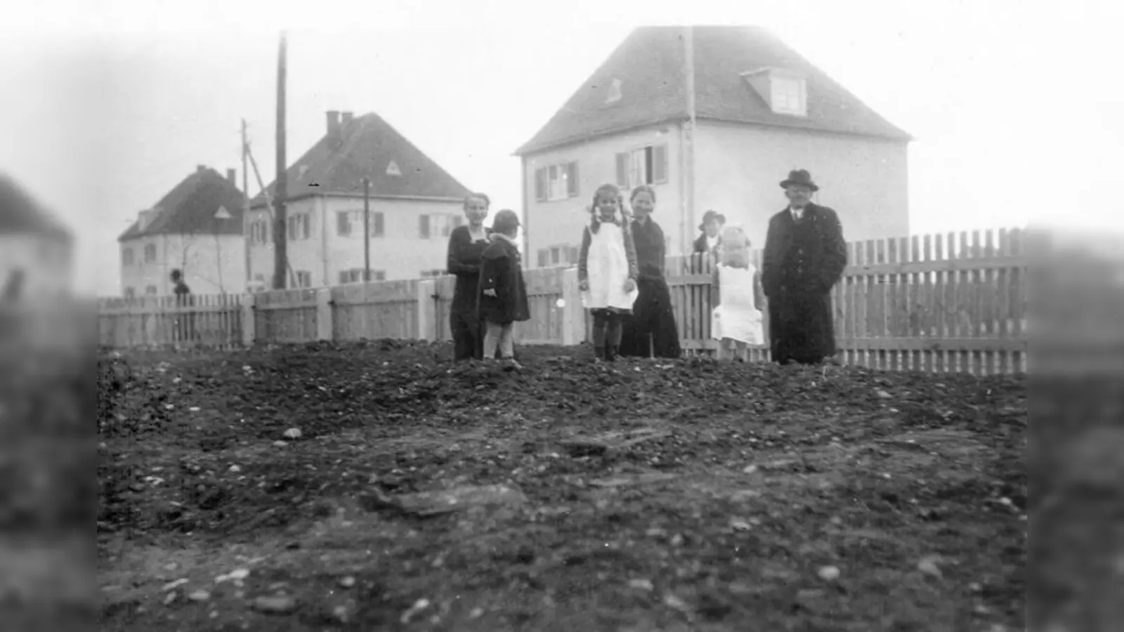 Siedlervereinsvorsitzender Josef Klostermaier 1941 vor dem Plecherhaus. (Foto: pi)