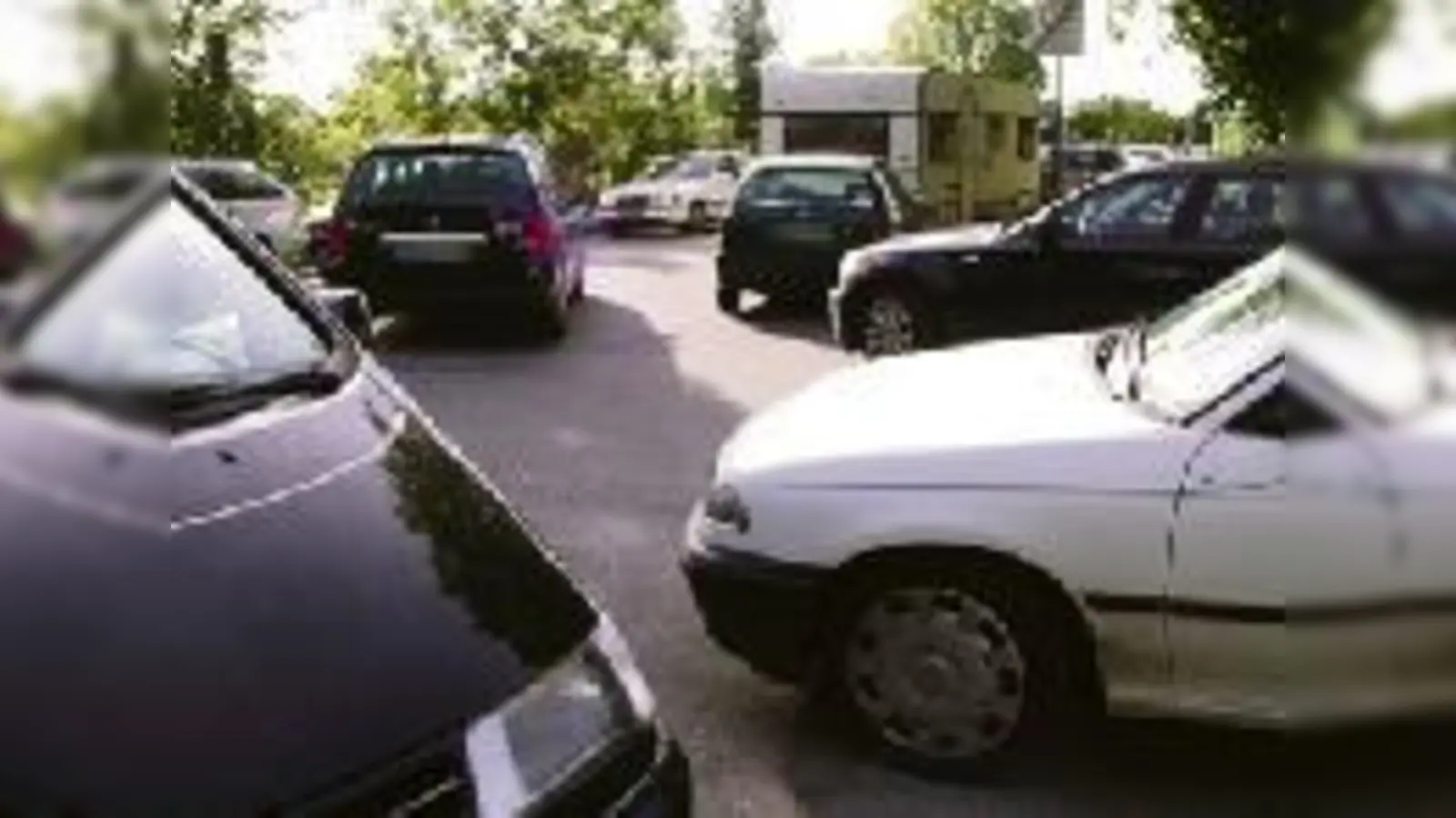 An Flohmarkt-Samstagen herrscht Chaos rund um die Riemer Straße: Flohmarktstände auf dem Parkplatz an der Burgauerstraße zwingen die Autofahrer zum Parken in den umliegenden Gassen.  (Foto: K. Hirt)