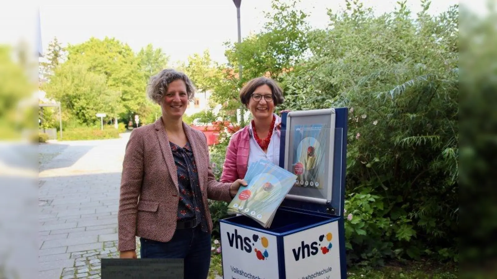 „Der Lockdown war wie eine große Fortbildung für uns alle.“ Veronika Wagner und Karola Albrecht freuen sich auf den (Neu-)Start der VHS im Herbstsemester und verweisen auf die neuen VHS-Kästen an insgesamt 15 Stellen im Würmtal. (Foto: us)
