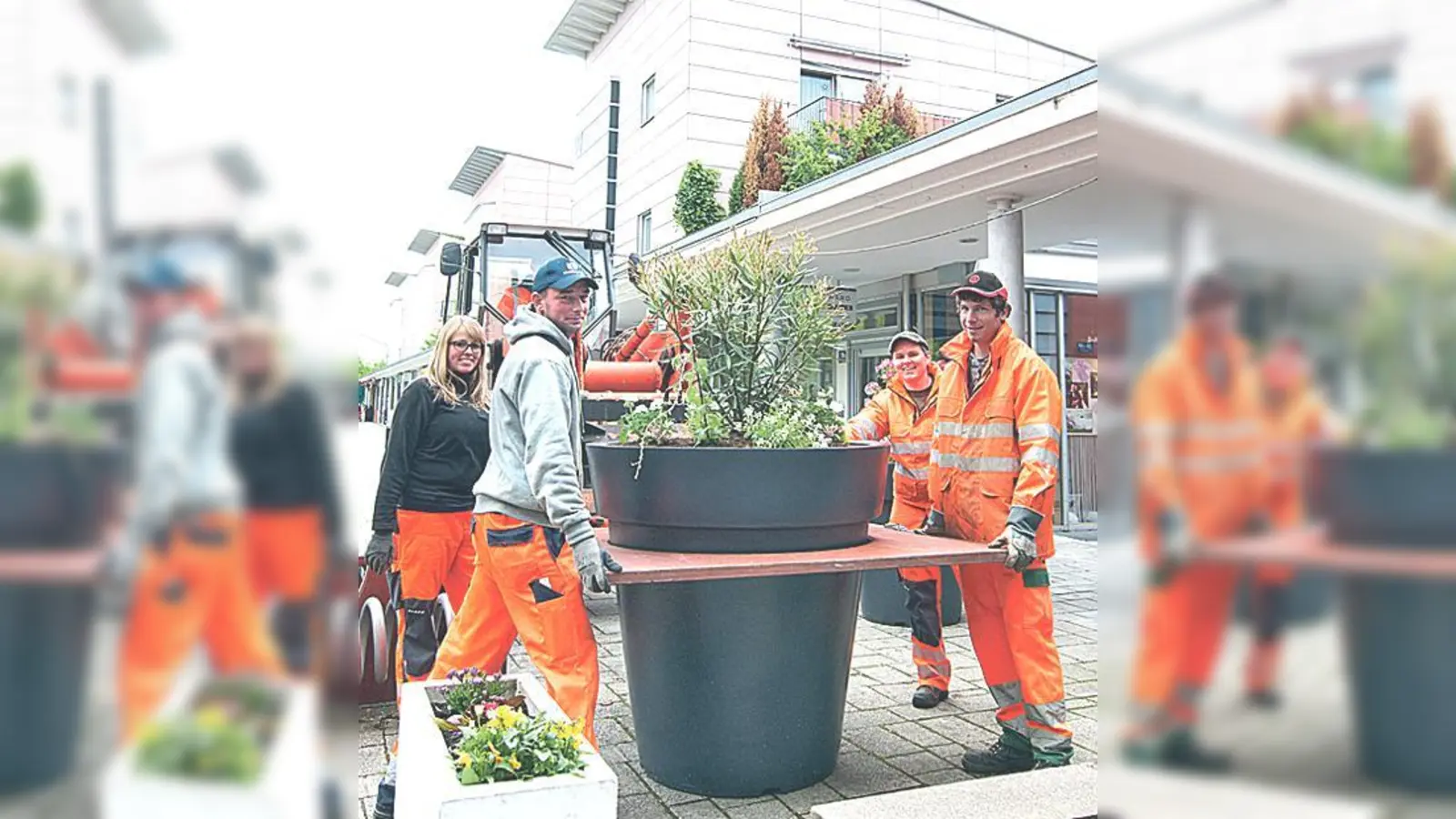 Zur Attraktivität des Zentrums tragen auch die Pflanzkübel des »Marktplatztreffs« bei.	 (Foto: VA)