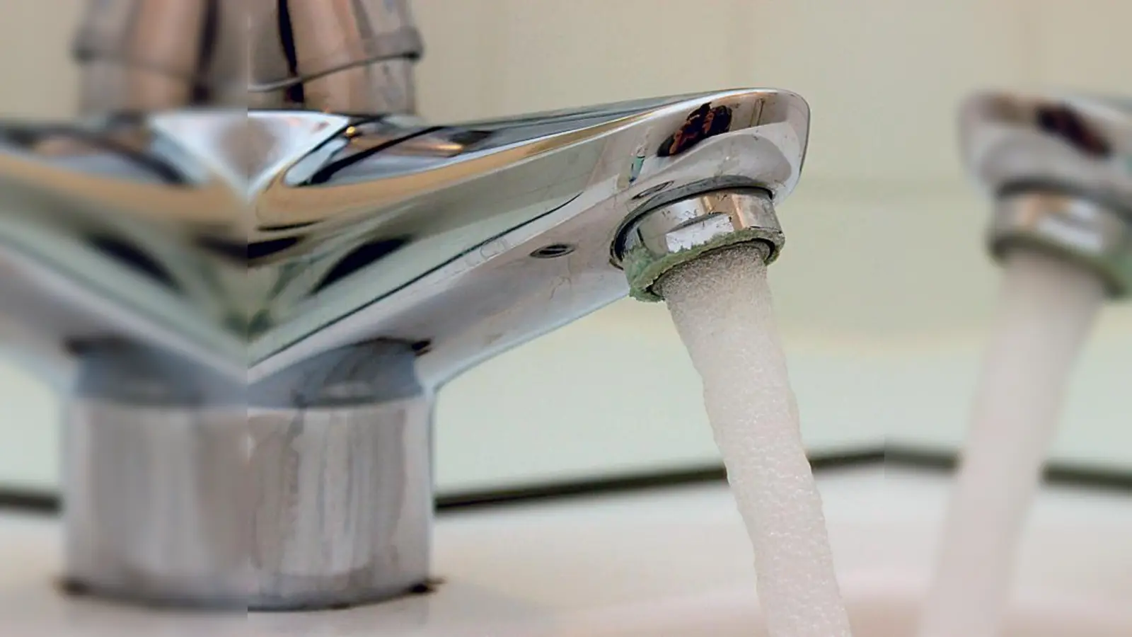 In der vergangenen Woche waren bei einer routinemäßigen Beprobung im Hochbehälter der Wasserversorgung der Verwaltungsgemeinschaft Pfaffing, Landkreis Rosenheim, „Enterokokken“ nachgewiesen worden. (Foto: cr)