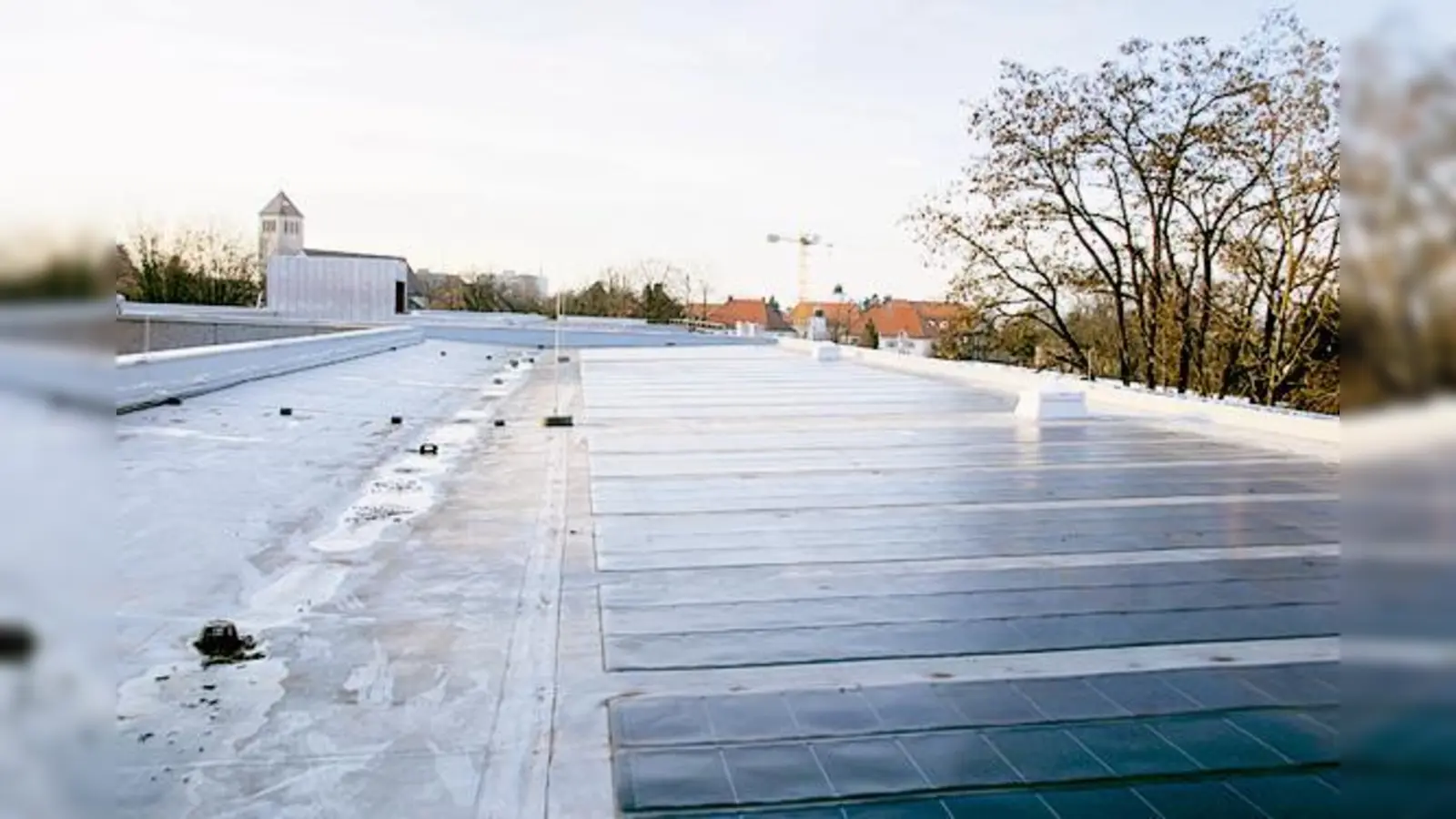 Solardach auf der Haarer Hauptschule.  (Foto: Gemeinde)