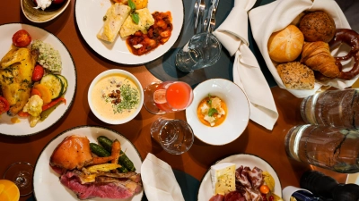 Schlemmen vom Feinsten. Im Mountain Hub, im Hilton Hotel am Flughafen, bleiben keine Wünsche offen. (Foto: Hilton Airport)