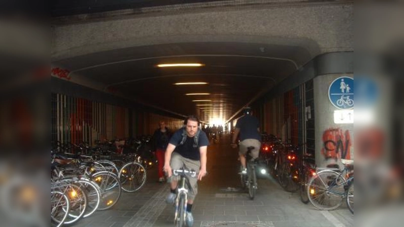 Eng geht es zu im nördlichen Teil der Laimer Röhre. Radfahrer und Fußgänger müssen sich anders als im südlichen Teil den Bereich teilen. Auch die Fahrradabstellplätze nehmen viel Platz weg. (Foto: bb)