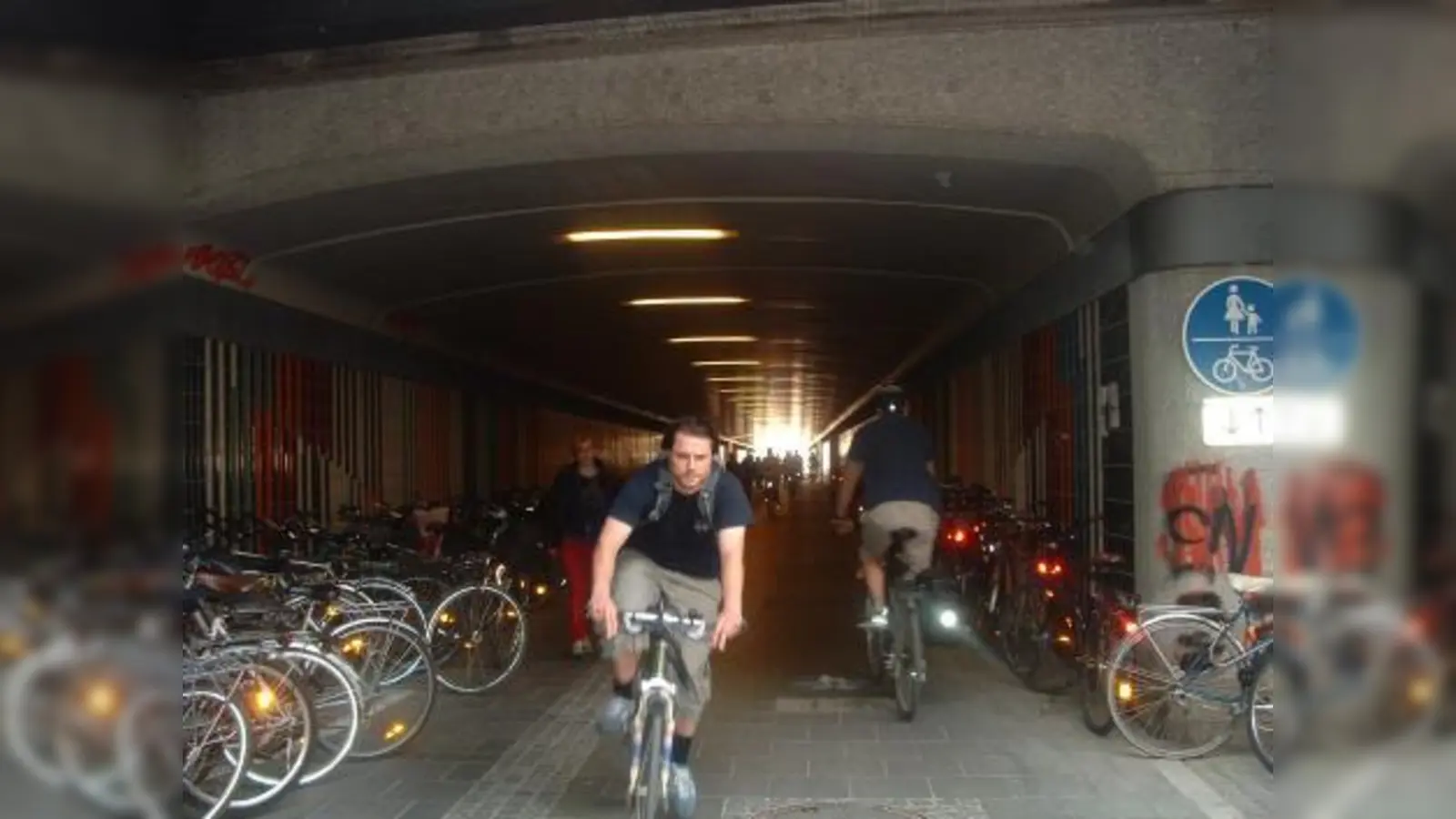 Eng geht es zu im nördlichen Teil der Laimer Röhre. Radfahrer und Fußgänger müssen sich anders als im südlichen Teil den Bereich teilen. Auch die Fahrradabstellplätze nehmen viel Platz weg. (Foto: bb)