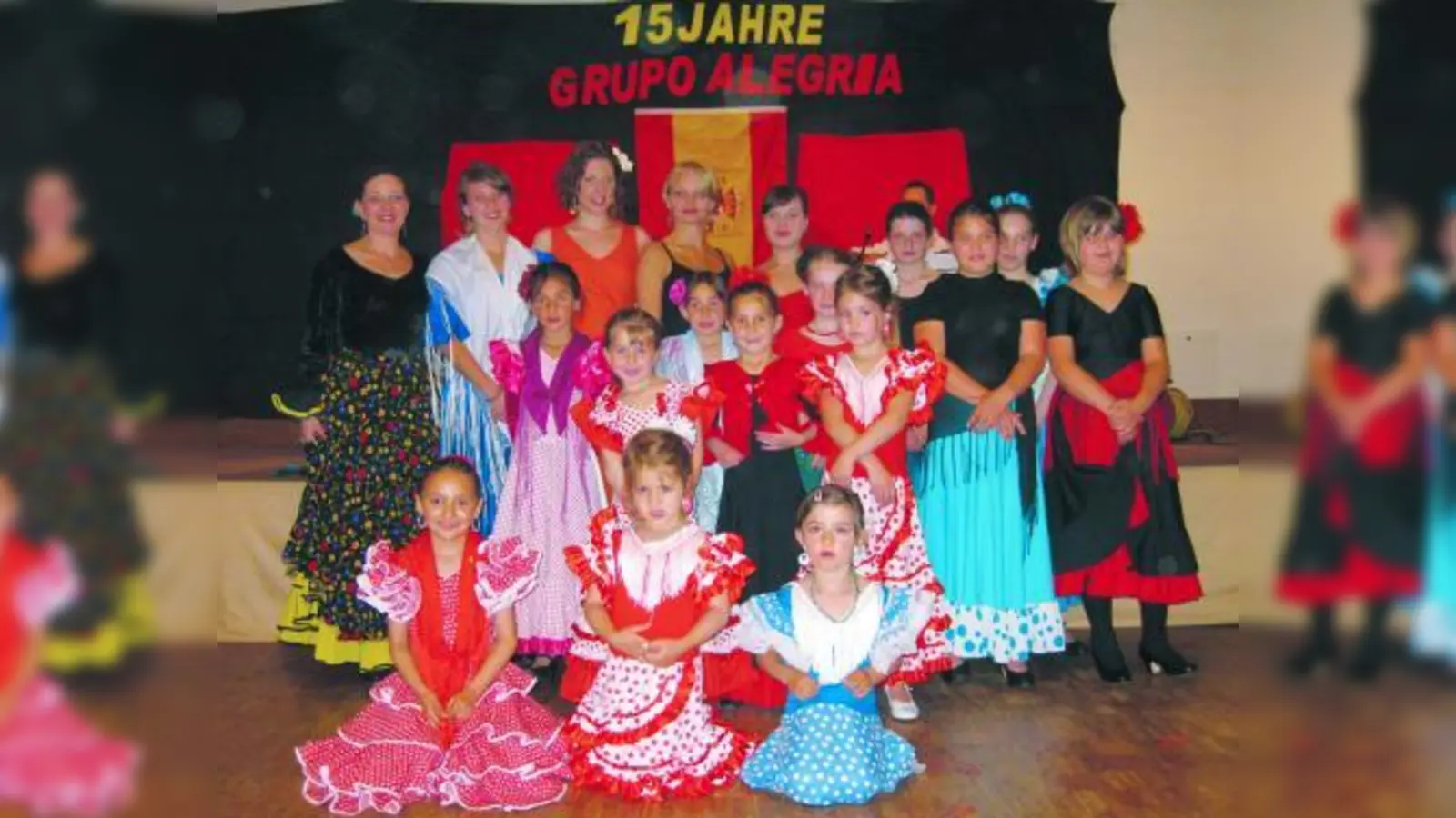 Die Kinder und Jugendgruppe der „Grupo Alegria“ mit Trainerin Maite Gleißner (l.). (Foto: pi)