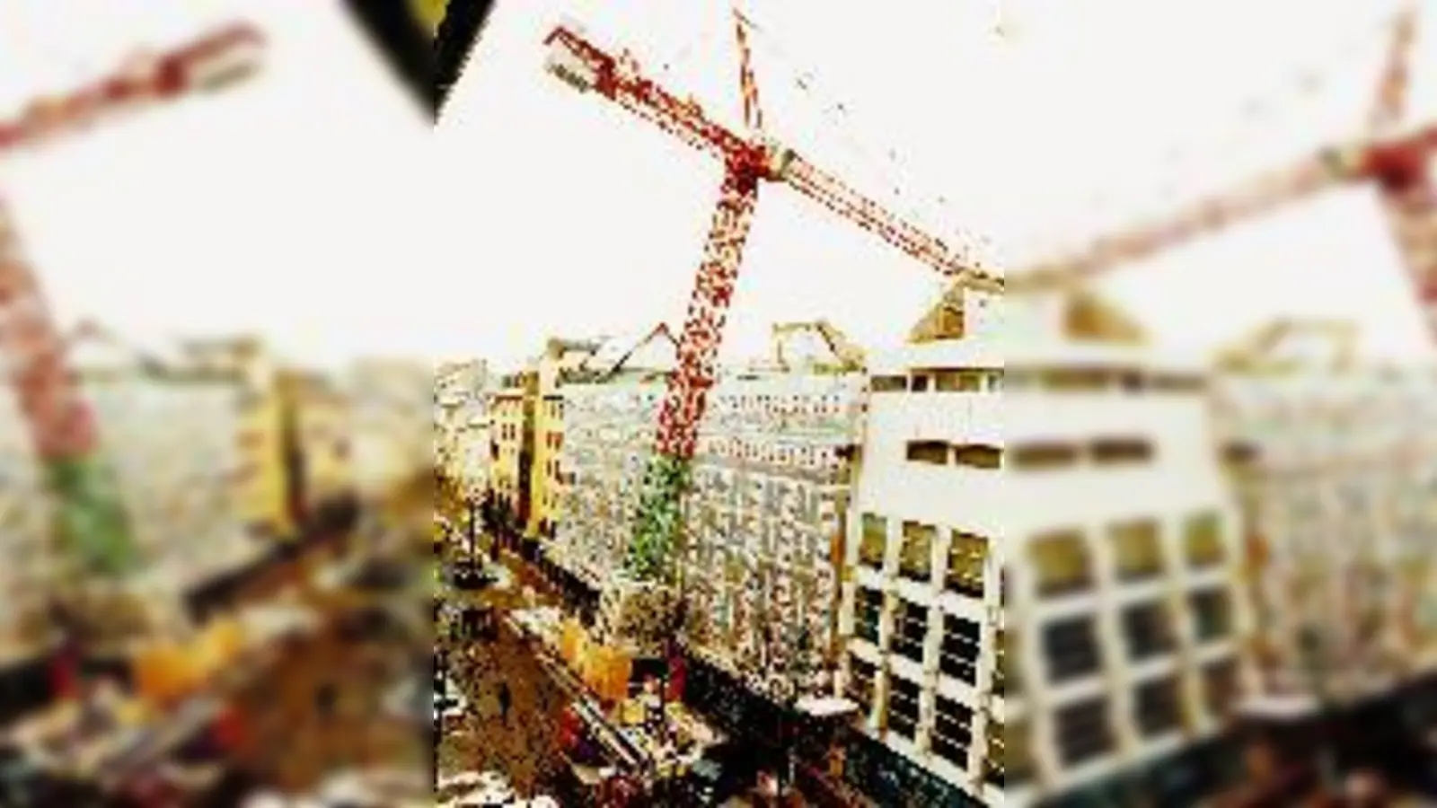 Unheimliche Szenerie: umgekippter Kran in der Augustenstraße.	 (Foto: Privat)