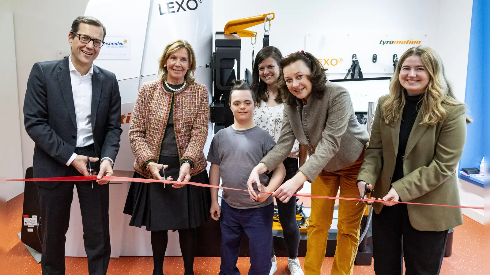 Haben den neuen Gangroboter feierlich eingeweiht (v.on links): Ärztlicher Direktor Prof. Dr. Volker Mall, Kinderzentrums-BotschafterinPrinzessin Ursula von Bayern, Bewegungstherapeutin Caterina Isenburg sowie Bettina Naumann und Mona Stangl von Sternstunden e.V.  (Foto: Lennart Preiss)