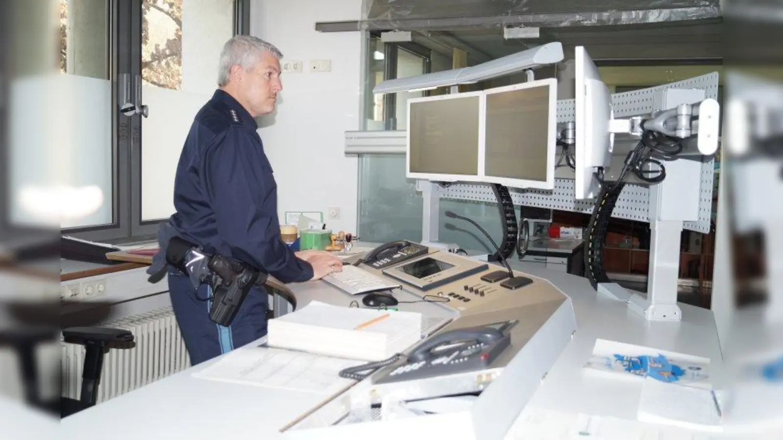 Der höhenverstellbare Arbeitsplatz von Dienstleiter Polizeihauptkommissar Roland Nist bei der PI Germering wurde anlässlich der Neuorganisation der PI angeschafft. (Foto: pst)