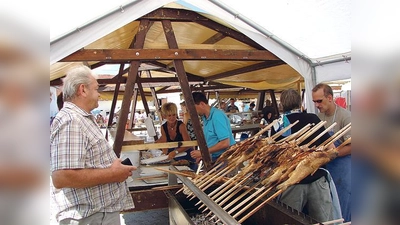 »Der soll es sein und kein anderer!«  Der Steckerlfisch ist bei den Besuchern sehr beliebt.	 (Foto: VA)