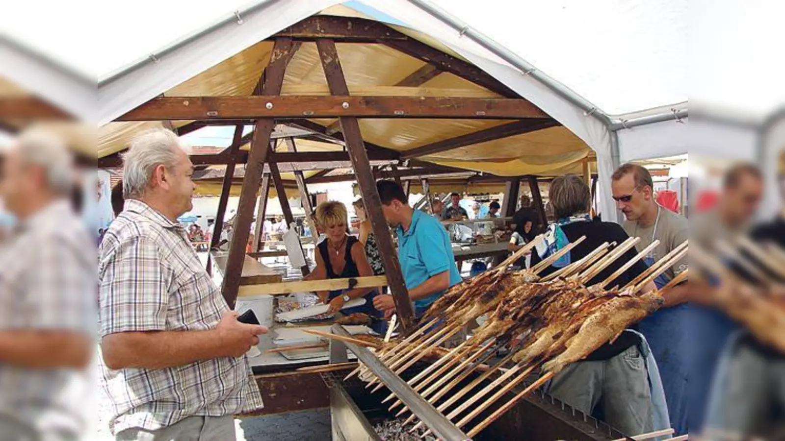 »Der soll es sein und kein anderer!«  Der Steckerlfisch ist bei den Besuchern sehr beliebt.	 (Foto: VA)