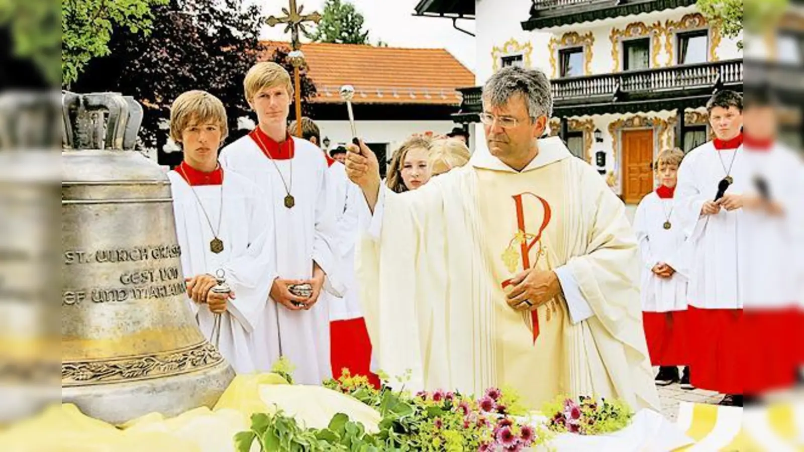 Pfarrer Christoph Nobs weihte auf dem Kirchenvorplatz die neue Glocke von St. Ulrich.  (Foto: Privat)