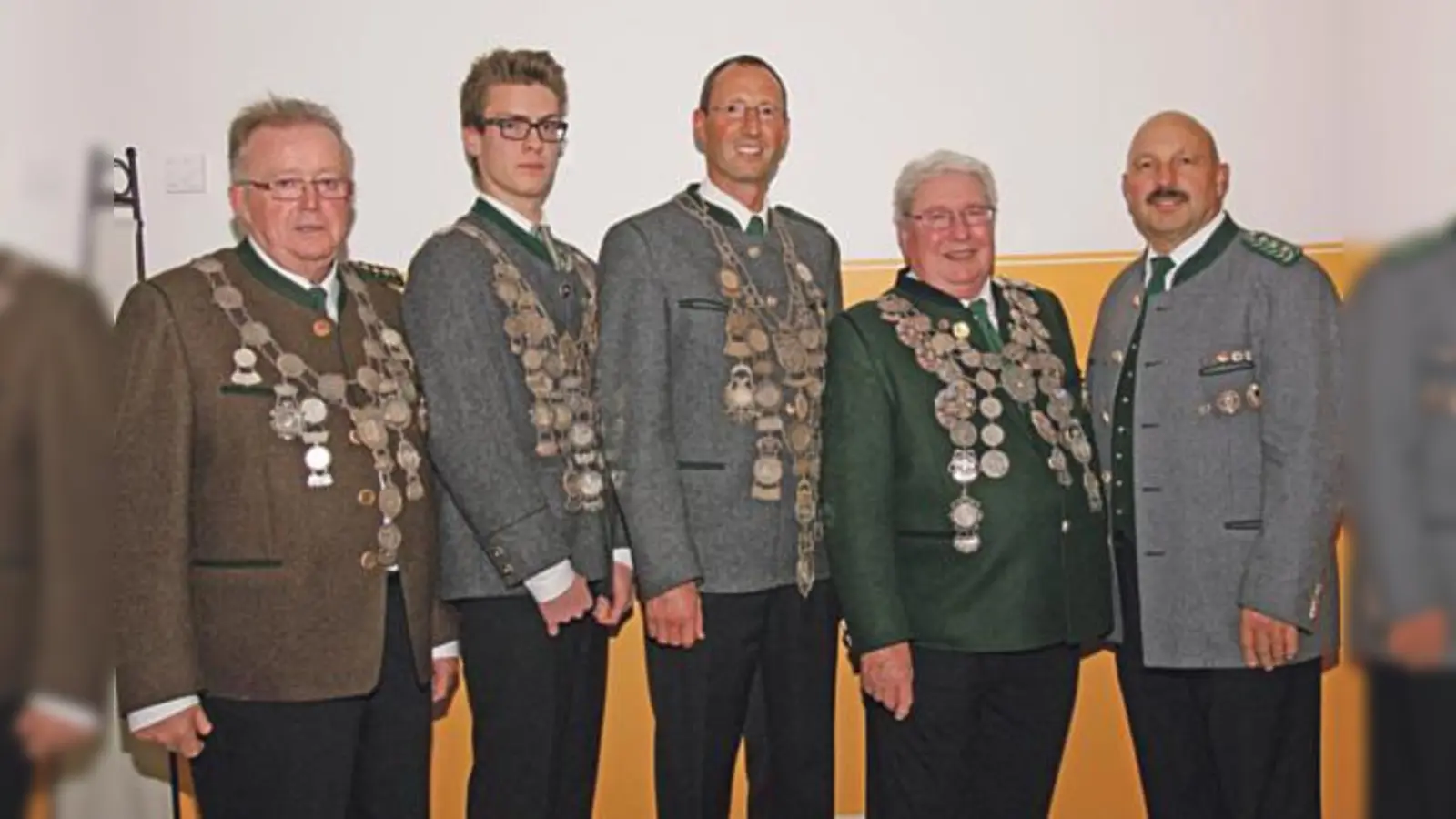 Die Gaukönige 2015  von  (Foto: Luftpistolen-König Josef Estendorfer, Jugendkönig Konstantin Seibold, Feuerstutzen-Landesschützenkönig Stefan Bernhofer, Luftpistolen-König Rudi Klüpfel, Luftgewehr-König Luciano Faidutti und Gauschützenmeister Wolfgang Kös)