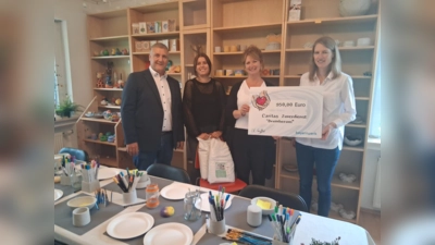 (V.l.:) Giovanni D&#39;Annibale (Bayernwerk), Katharina Lutter (Fachdienstleitung SPDI), Sonja Lehmann (Sozialpädagogin) und Susanne Seuffert (Bayernwerk) bei der Übergabe der Spende für „drumherum”.  (Foto: Christine Schnappinger)