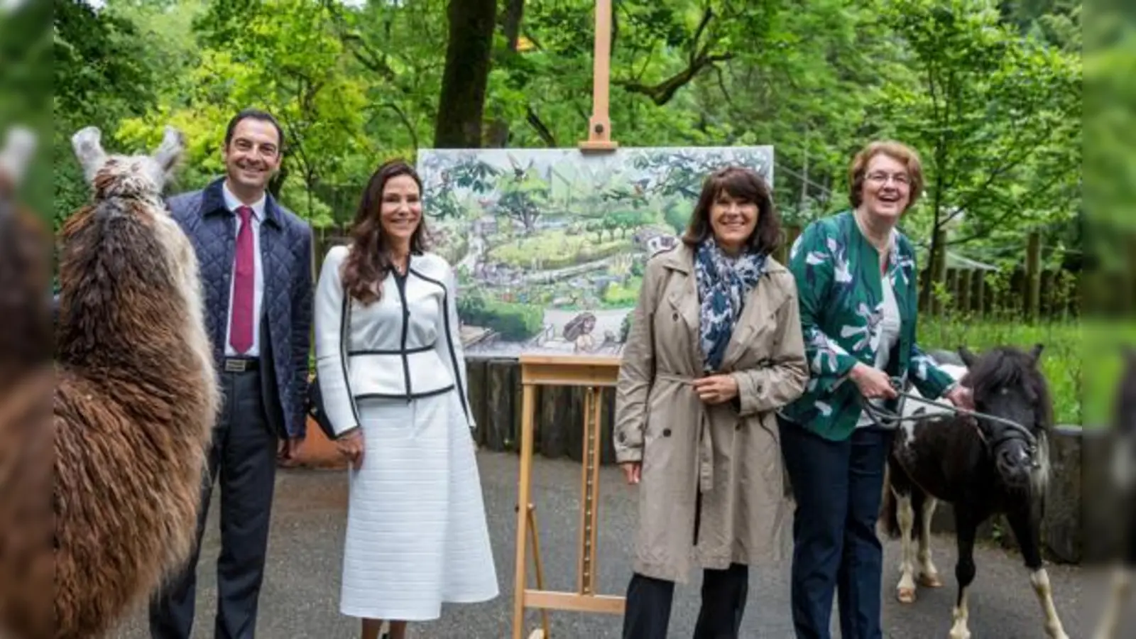 Rasem Baban, Catherine Demeter, Marlies Mirbeth und Christine Strobl stellen die Pläne zum neuen Mühlendorf vor (v.l.).	 (Foto: Tierpark Hellabrunn / Marc Müller)